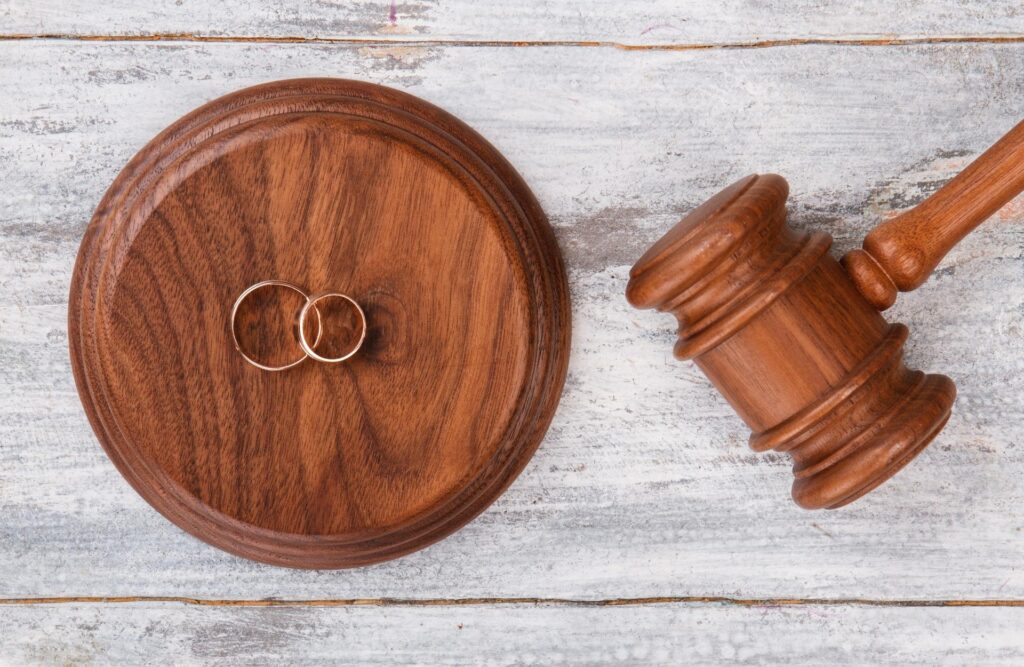 Sanz Bremond Abogados, abogados especialistas en derecho civil y sucesiones en Almassora. Anillos sobre la plataforma del mallete.
