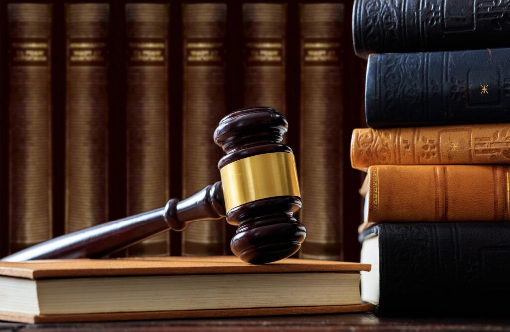 Sanz Bremond Abogados, abogados especialistas en derecho civil y sucesiones en Benicàssim. Mallete en una biblioteca.