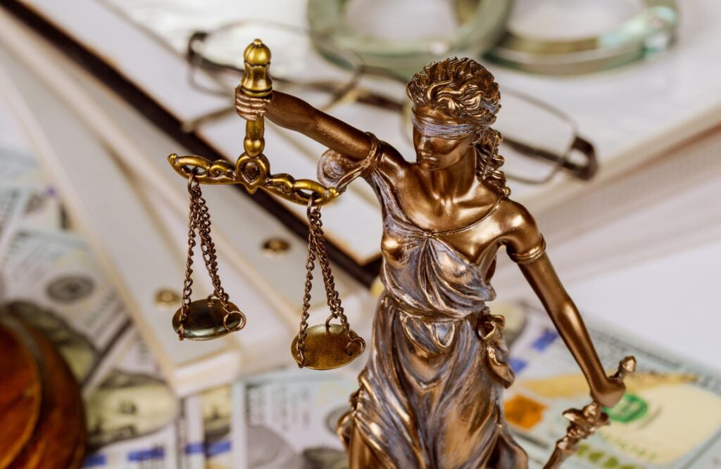 Sanz Bremond Abogados, abogados especialistas en derecho civil y sucesiones en Benicàssim. Figurita de Temis dorada.