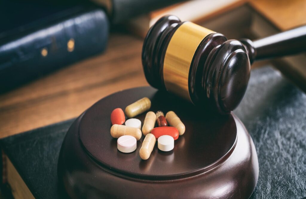 Sanz Bremond Abogados, abogados especialistas en derecho civil y sucesiones en Borriol. Mallete junto a unas pastillas.