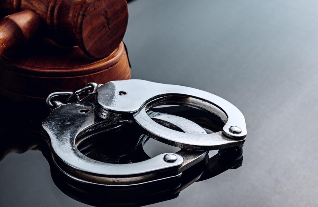 Sanz Bremond Abogados, abogados especialistas en derecho civil y sucesiones en Burriana. Esposas en una mesa negra.