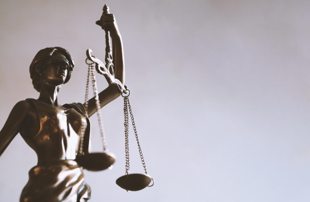 Sanz Bremond Abogados, abogados especialistas en derecho civil y sucesiones en Moncofa. Estatuilla de Temis con fondo gris.