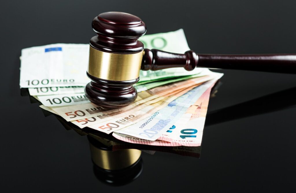 Sanz Bremond Abogados, abogados especialistas en derecho civil y sucesiones en Nules. Mallete sobre billetes de euro.