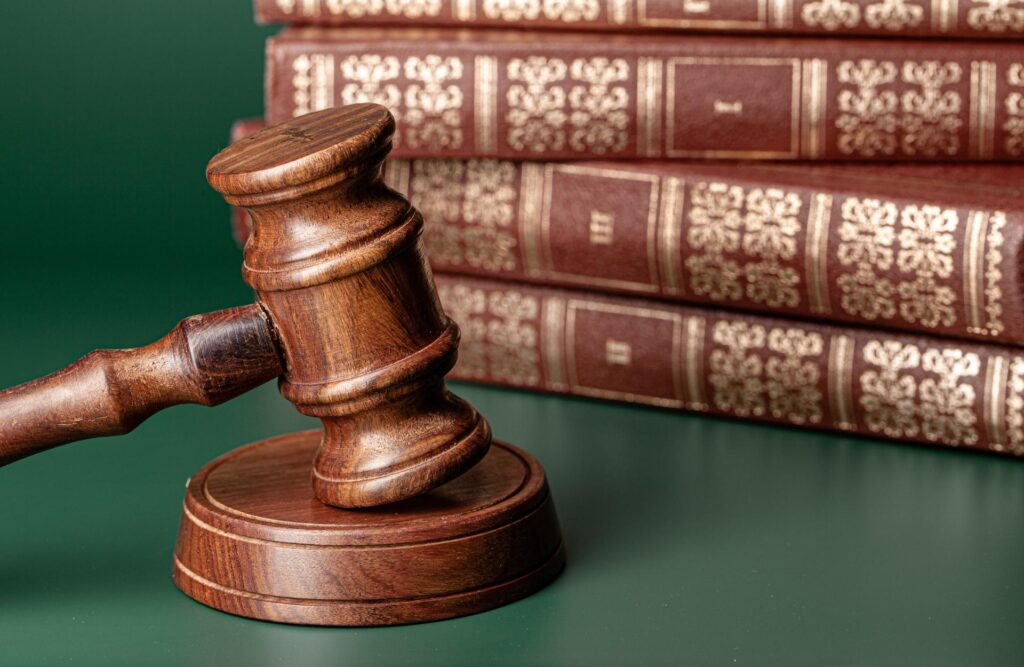 Sanz Bremond Abogados, abogados especialistas en derecho civil y sucesiones en Nules. Mallete junto a libros acostados.