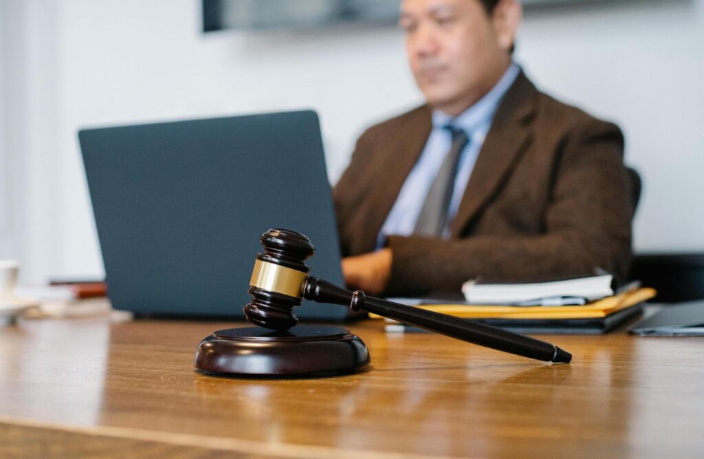 Sanz Bremond Abogados, abogados especialistas en derecho civil y sucesiones en Onda. Mallete en frente de un portátil.