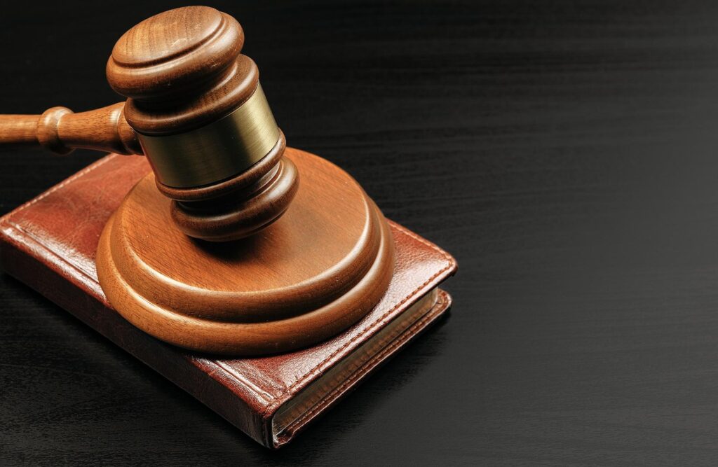 Sanz Bremond Abogados, abogados especialistas en derecho civil y sucesiones en Onda. Mallete sobre una cartera.
