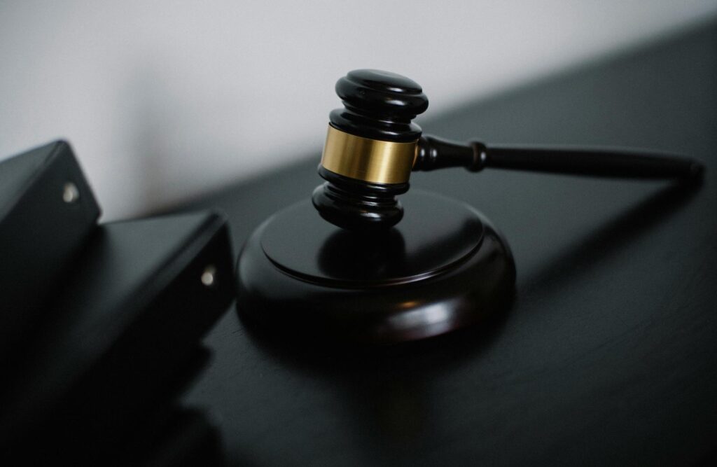 Sanz Bremond Abogados, abogados especialistas en derecho civil y sucesiones en Vila-real. Mallete negro sobre su plataforma.
