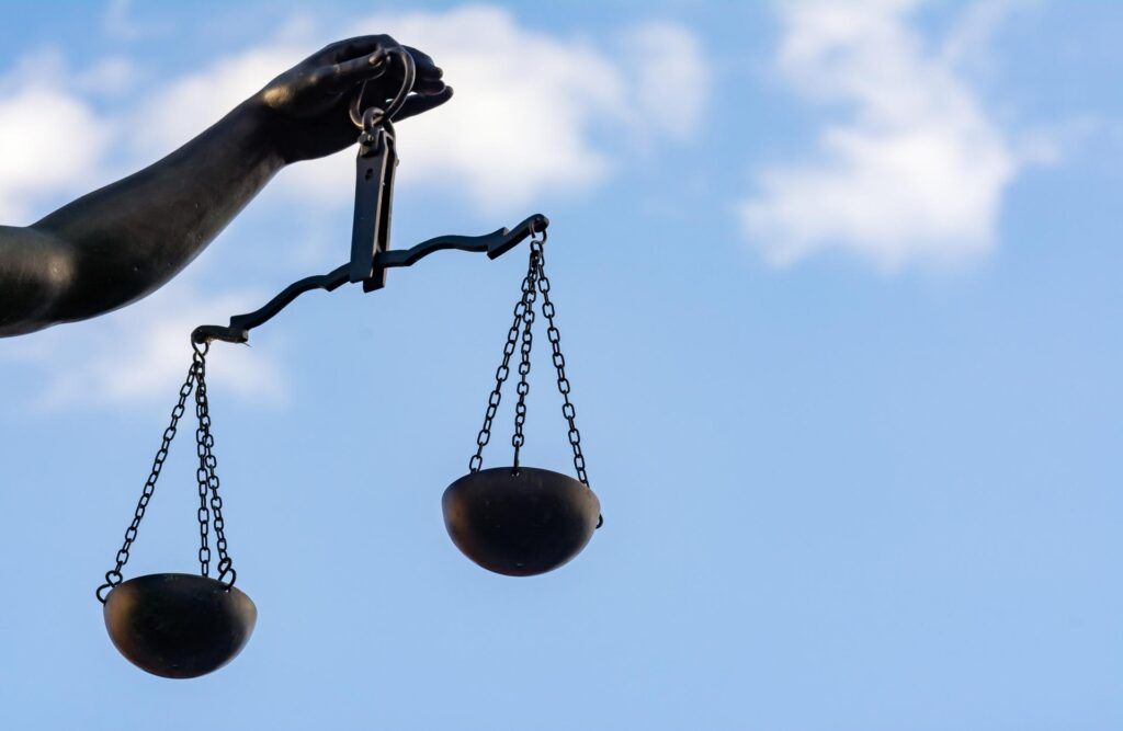 Sanz Bremond Abogados, asesoría legal integral en derecho penal y administrativo en Oropesa. Vista de una bascula desde abajo.